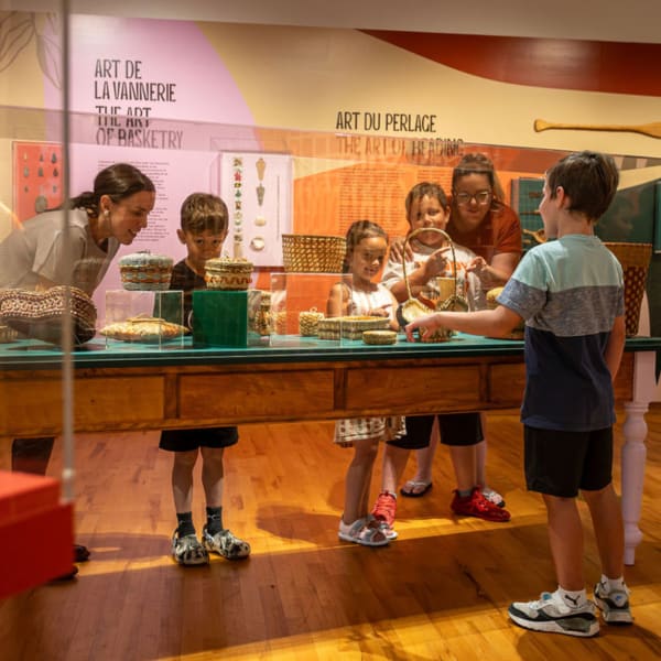 Musée des Abénakis - Family looking at an exhibition