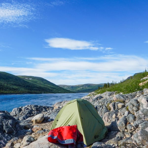 Camping sauvage sur le bord d'une rivière.