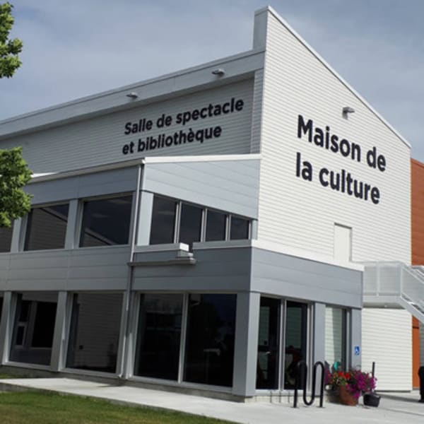 maison_de_la_culture_de_sainte_anne_des_monts_1