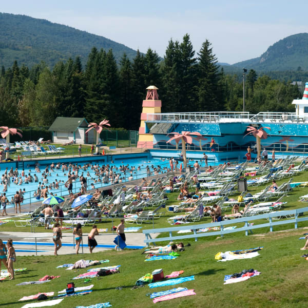 Piscine à vagues et baigneurs. 