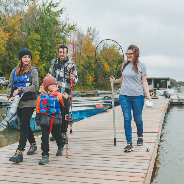 Famille sur un quai partant à la pêche.