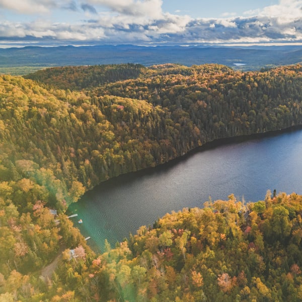 Vue aérienne de la Pourvoirie Richard en automne.