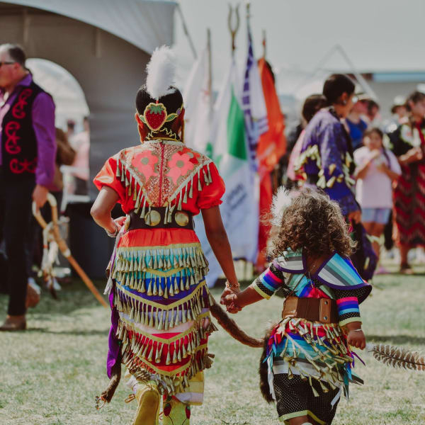 Deux jeunes filles autochtones ornées leur regalia au pow-wow.