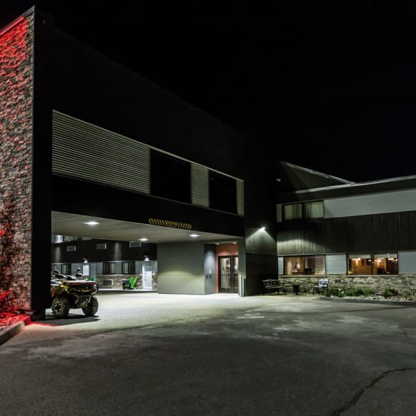 Quality Inn & Suites Matane - Façade de l'hôtel la nuit