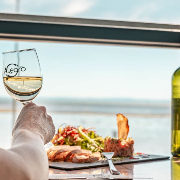 Plat et verre de vin au Restaurant Allegro.