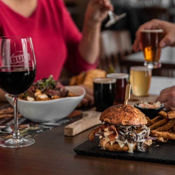 Couple dégustant un plat, Resto-Pub Belles & Bum.