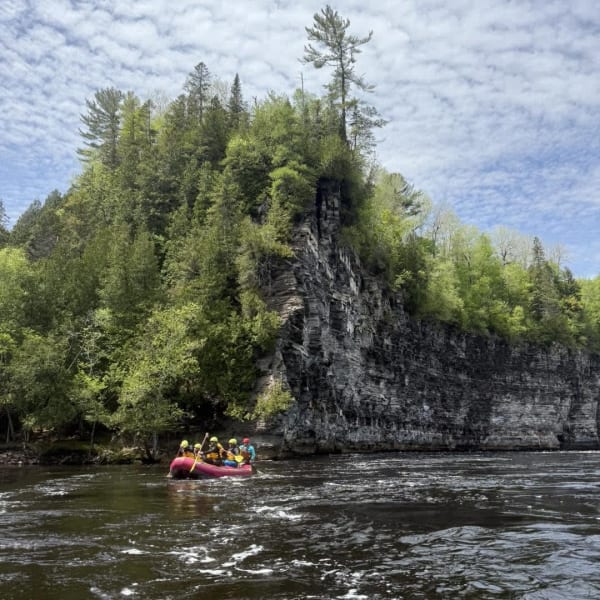 Rafting en rivière en été. 