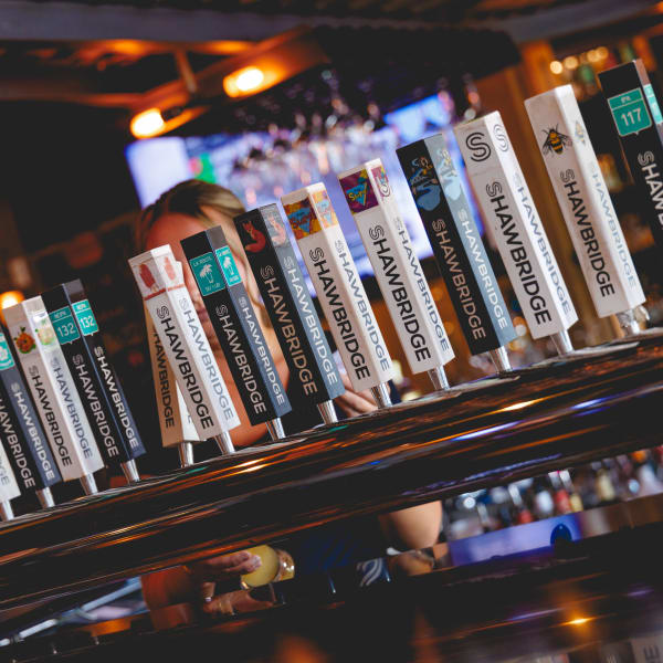Shawbridge - Microbrasserie et Charcuteries - Une rangée de tireuses à bière