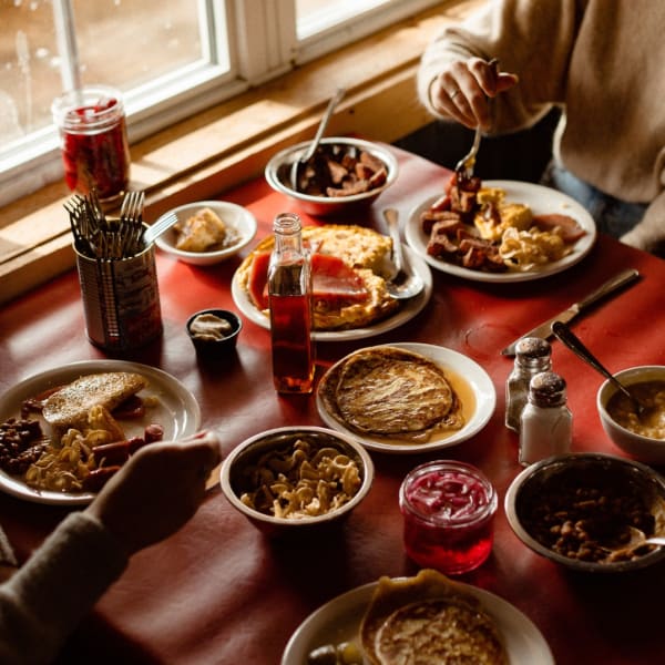 Plats de cabane à sucre à la Sucrerie Bonaventure.
