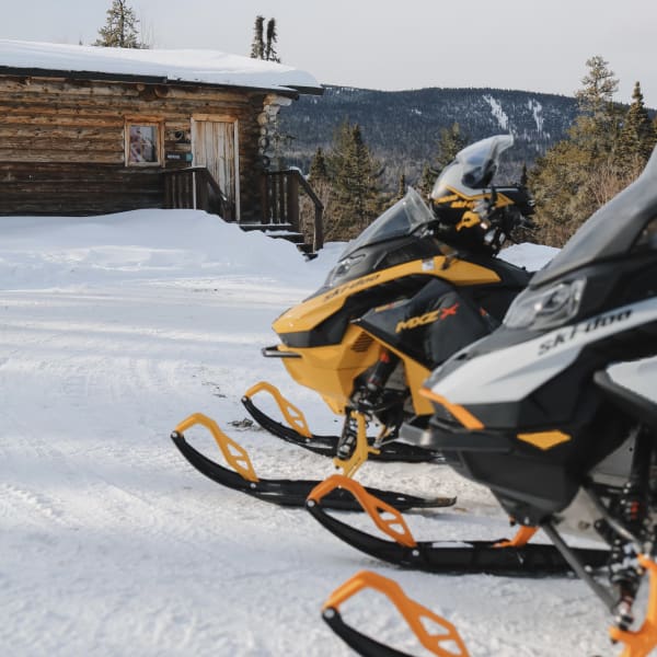 Deux motoneiges de Top Location Charlevoix.