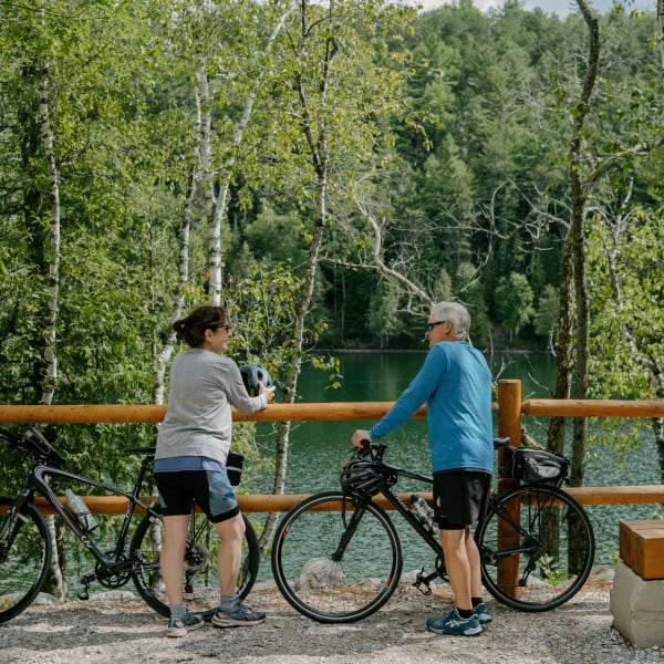 Couple senior à vélo.