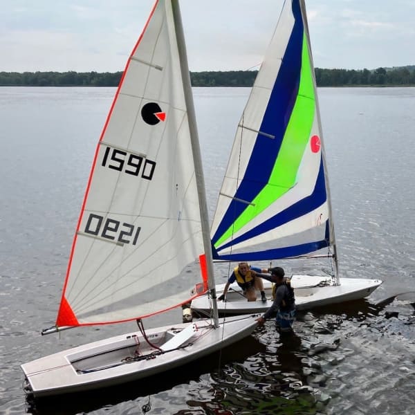 2 voiliers sur la rivière Richelieu.