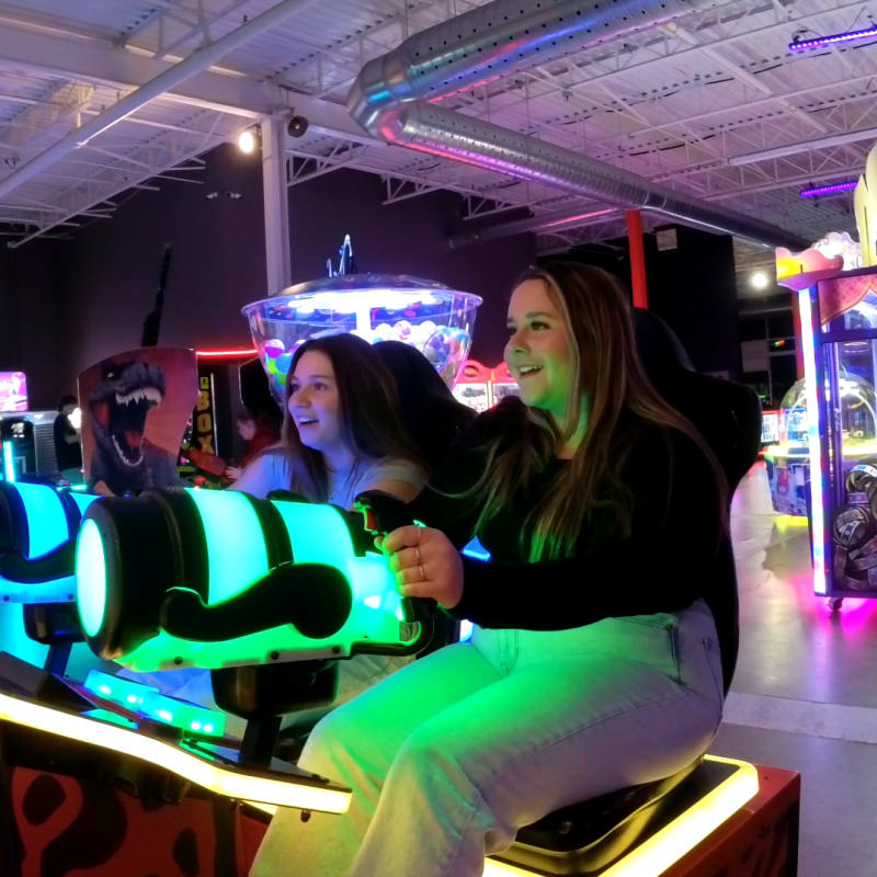 Deux femmes jouent aux arcades.