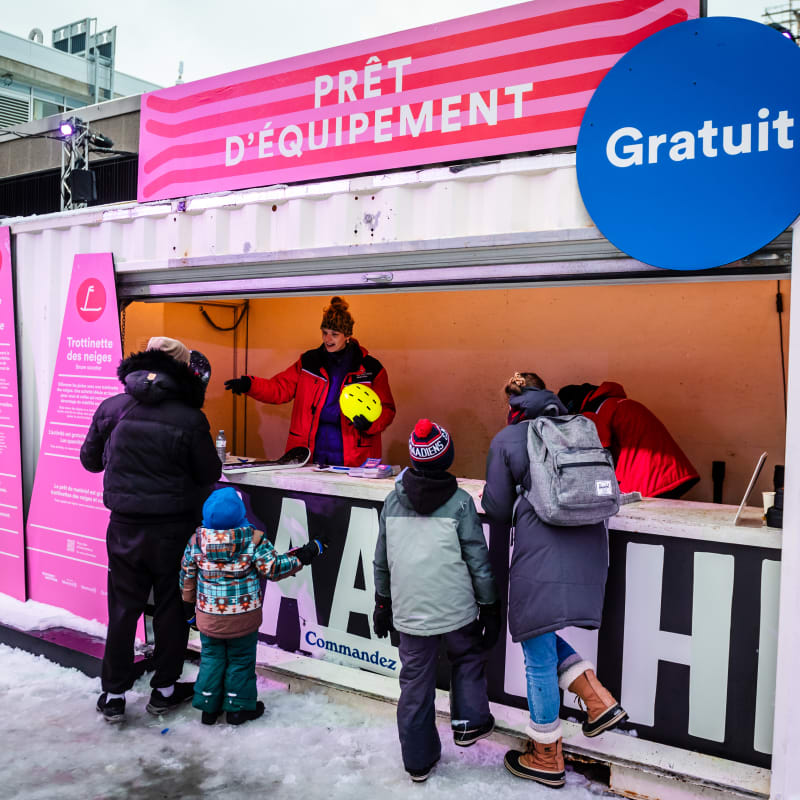 Famille aux glissades Gamelin à Montréal.