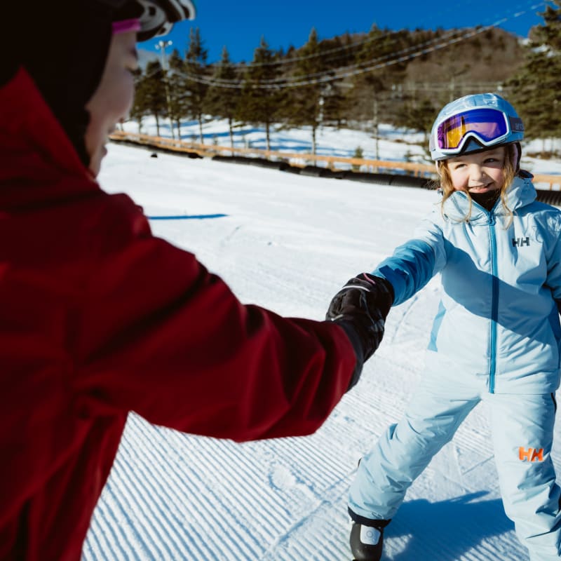 Fille en skis et instructeur.
