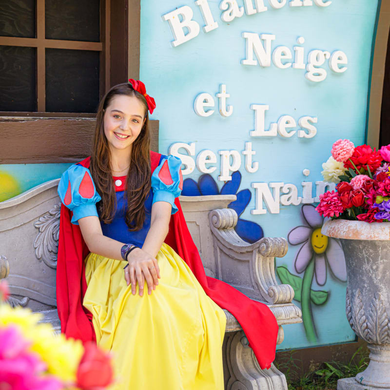 Blanche Neige devant sa maison