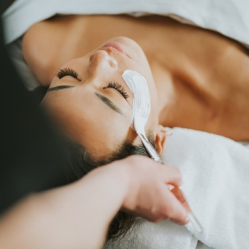 Femme recevant un soin du visage