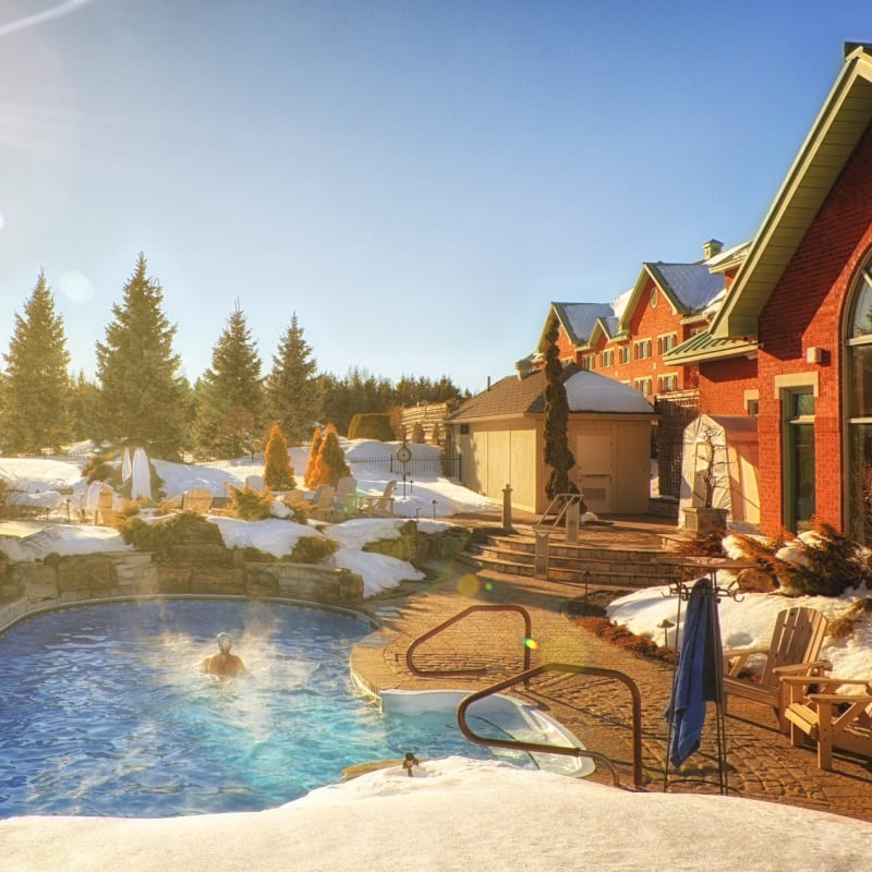Piscine extérieure chauffée en hiver à l'Auberge Godefroy.