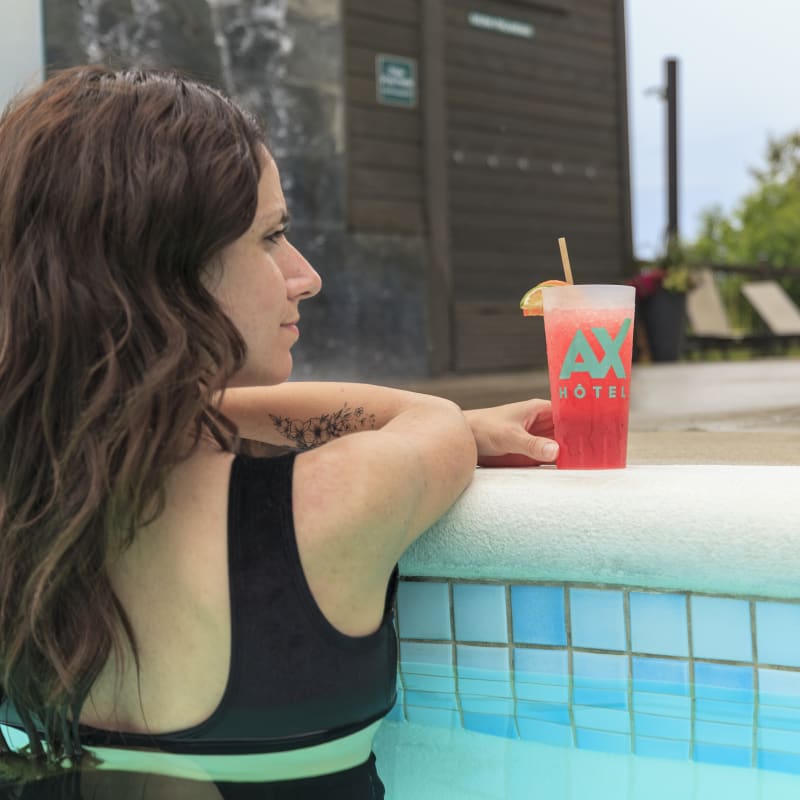 Femme dans la piscine du Ax Hôtel Mont-Tremblant.