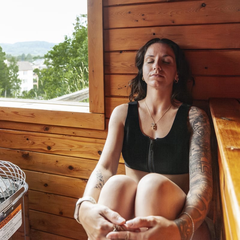 Femme dans le sauna au Ax Hôtel Mont-Tremblant.
