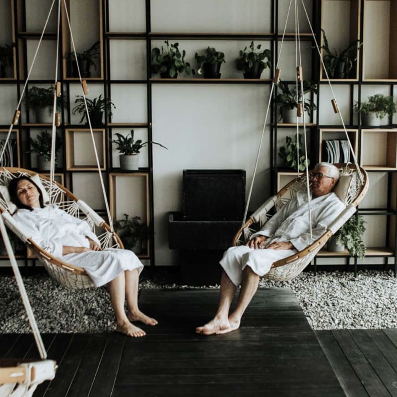 Couple relaxant dans un aire de repos
