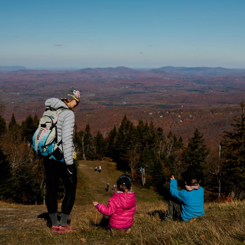 Mère et deux enfants au Mont SUTTON l'automne.