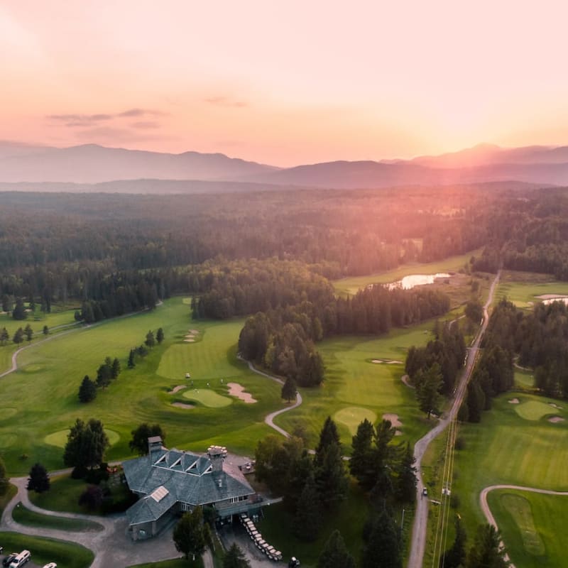 Vue aérienne du Club de golf Owl's Head au coucher du soleil.