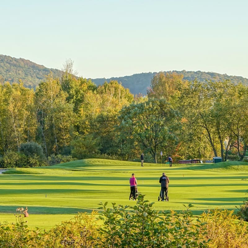 Deux golfeurs au Golf Royal Bromont en automne. 