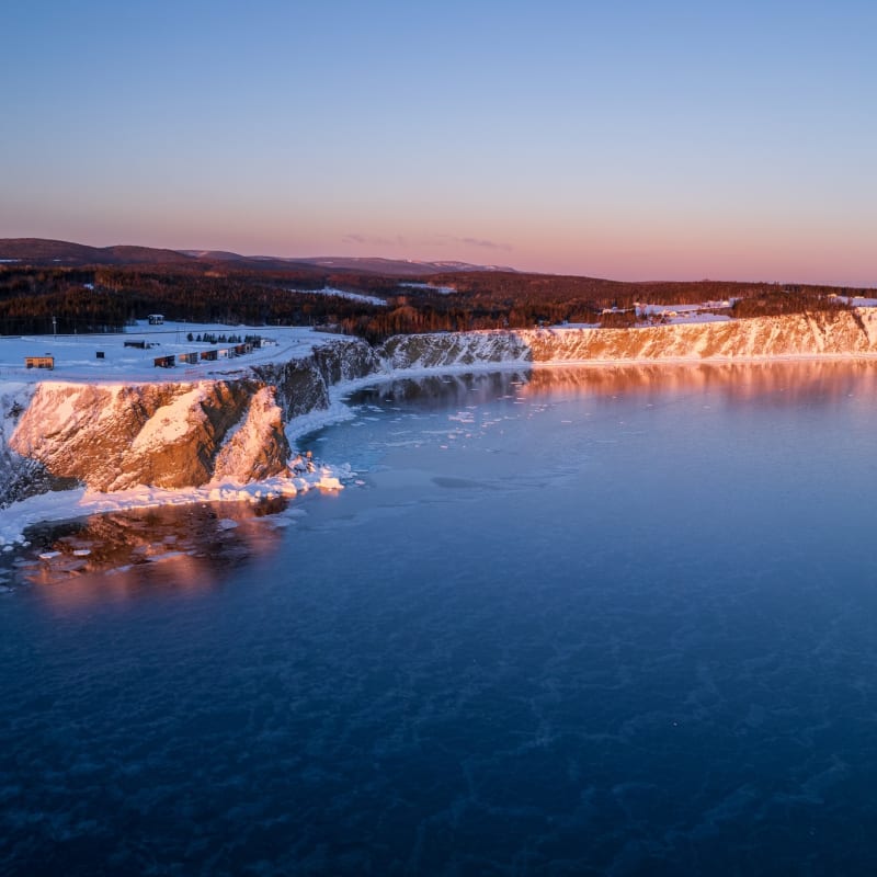 Chalets Nautika en Gaspésie au bord de la mer en hiver.