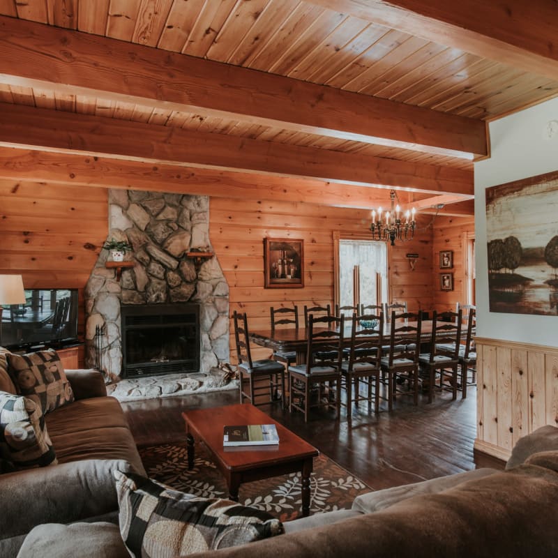 Vue d'une salon et d'une grande salle à manger dans un des Chalets Royal Laurentien.