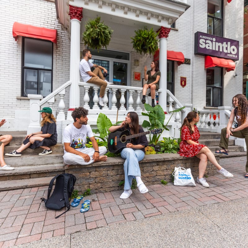 A group of travelers in front of the Auberge Saintlo in Montreal.