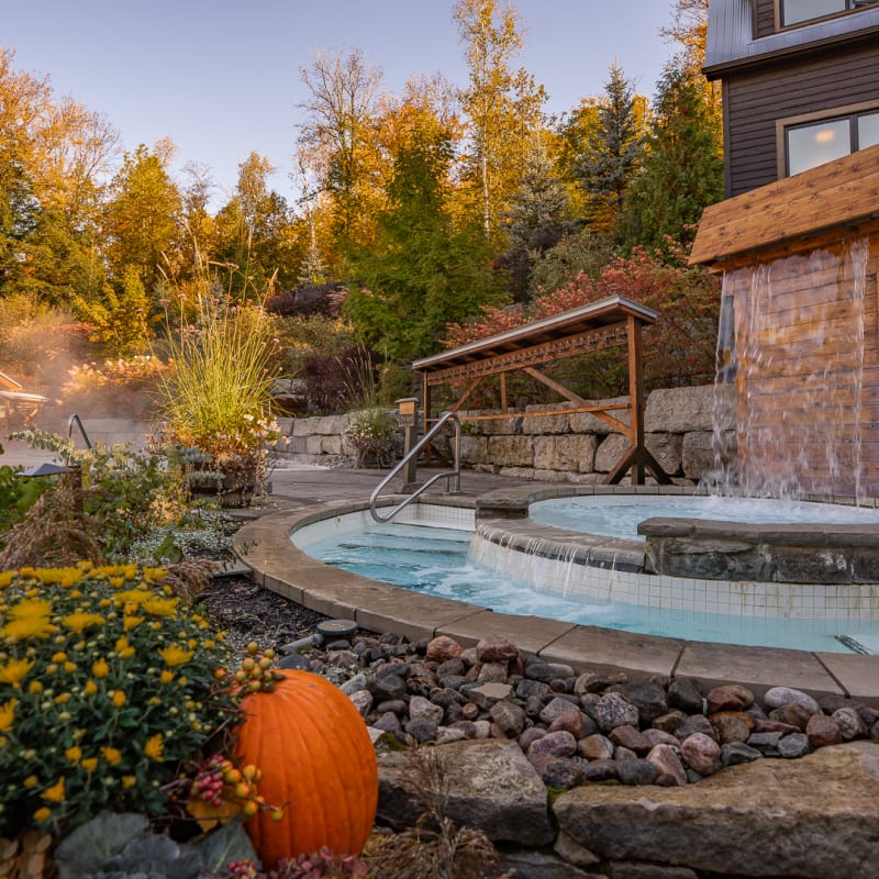Bassin du Scandinave Spa Mont-Tremblant en automne