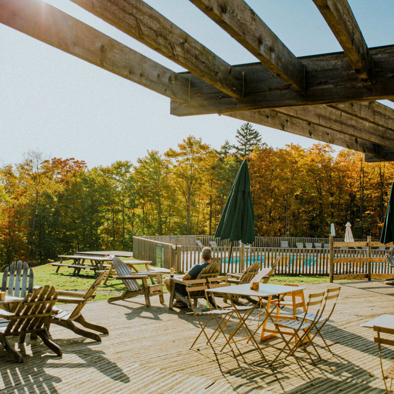 Terrasse commune chez Huttopia Sutton