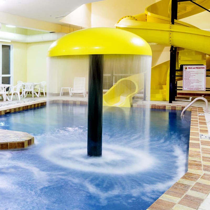 Piscine avec jeux d'eau au Super 8 Sainte-Agathe-des-Monts