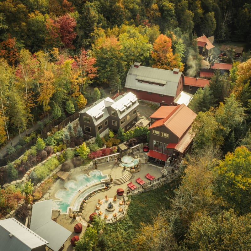 Vue aérienne du Scandinave Spa Mont-Tremblant en automne