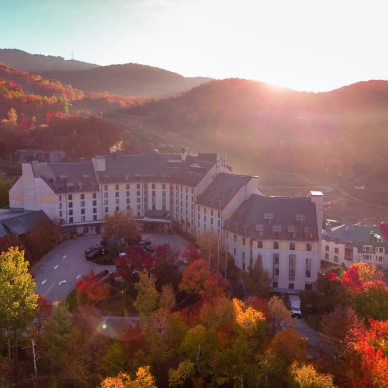 Extérieur du Fairmont Tremblant en automne