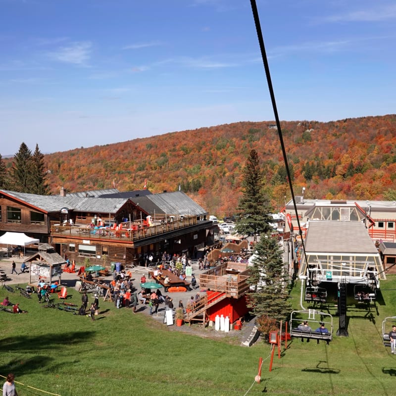 Vue aérienne du pied du Mont SUTTON en automne