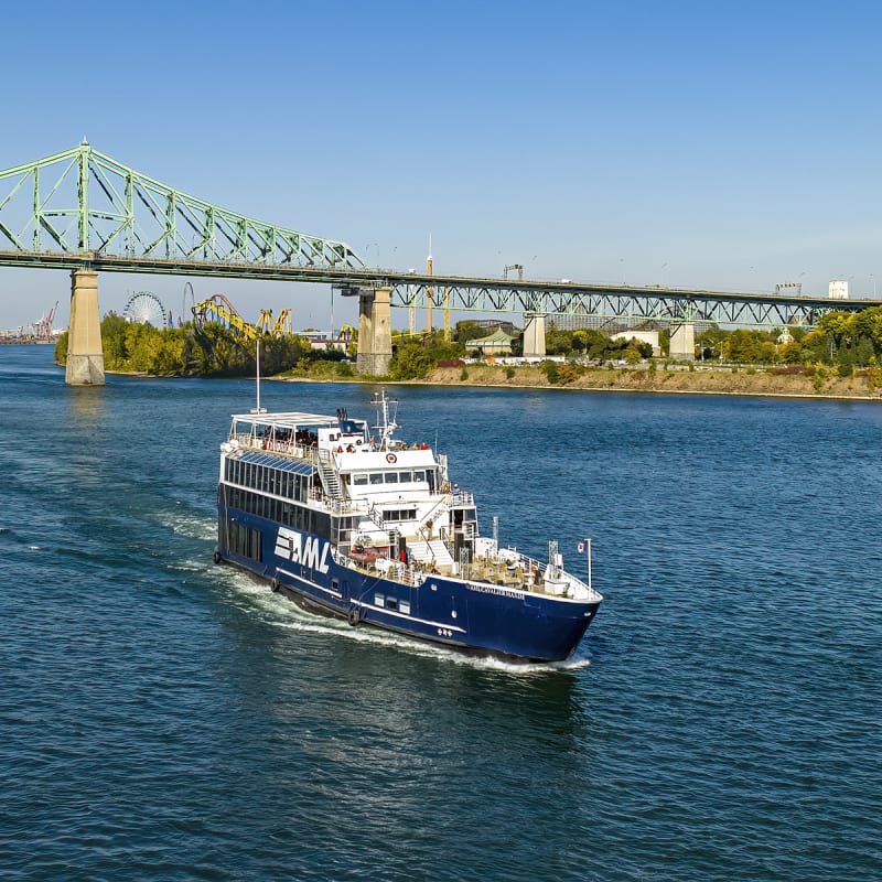 Bateau de croisière à côté du pont à Montréal.