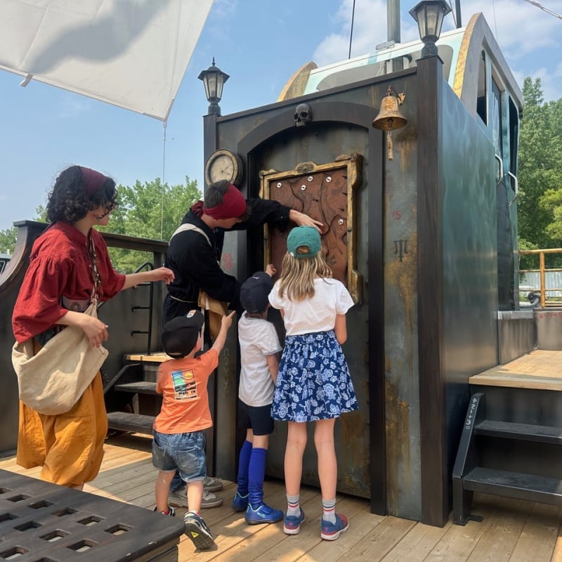 Groupe d'enfants et animateurs en costume sur un bateau pirate.