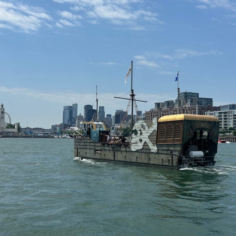 Bateau de pirate dans le Vieux-Port de Montréal.