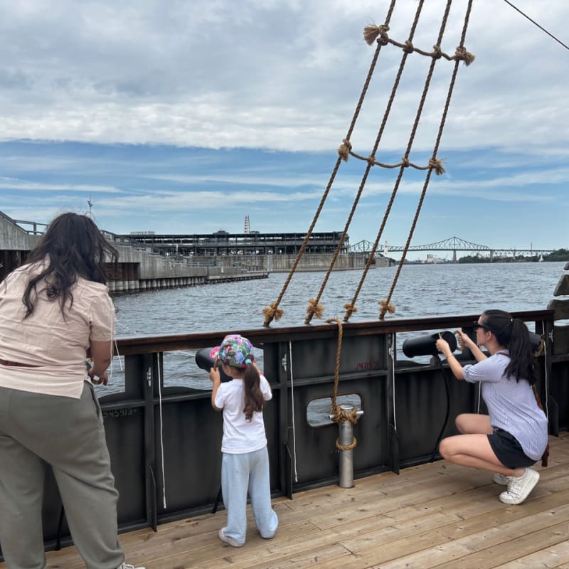 Enfants et parents sur un bateau pirate.