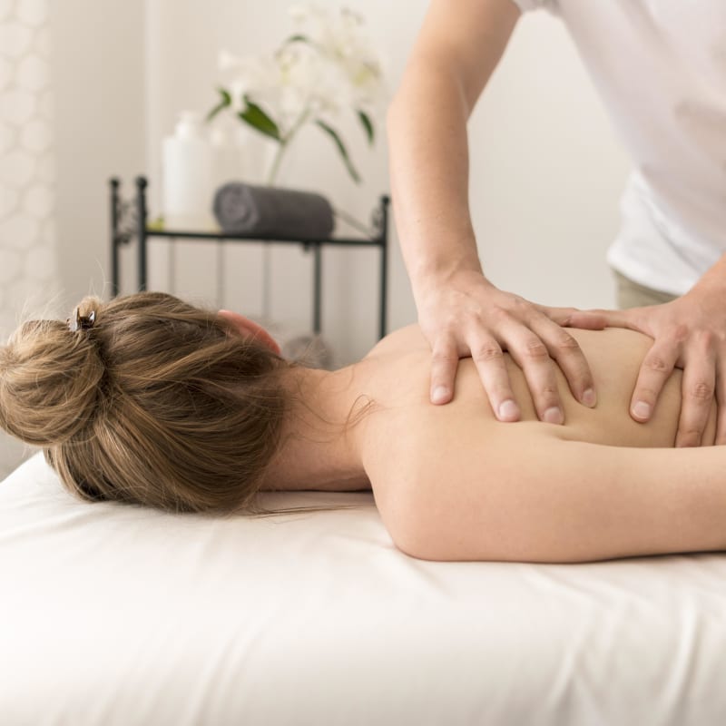 Femme en train de recevoir un massage du dos. 