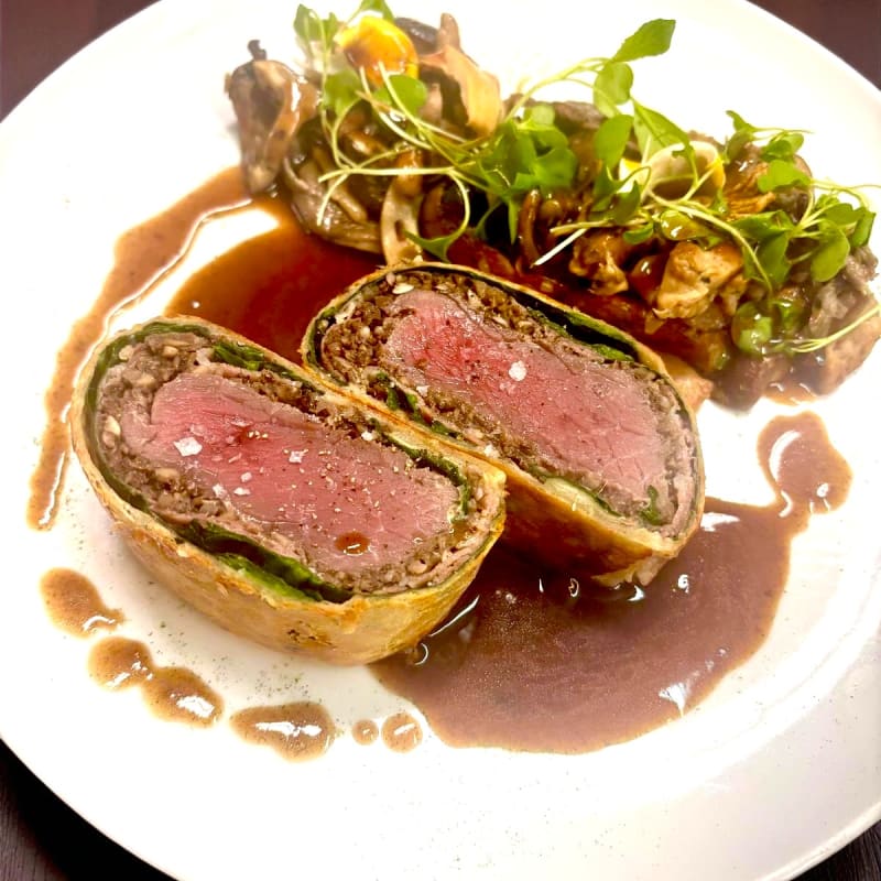 Assiette de cerf Wellington soigneusement présentée. 