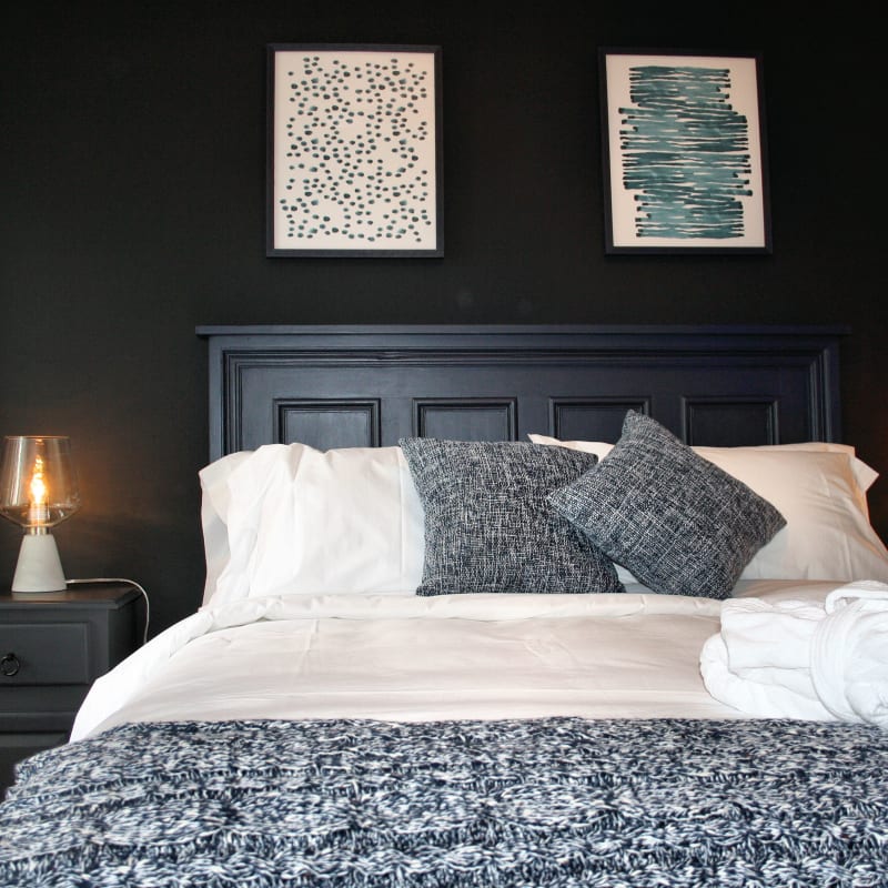 Chambre au décor champêtre au Domaine Jolivent.