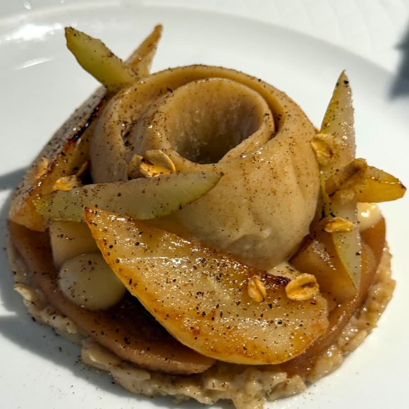 Poire beauté flamande servie en dessert gastronomique.
