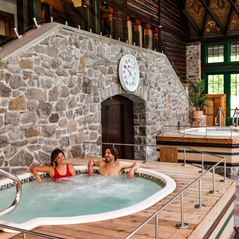 Couple in a hot tub at Fairmont Le Château Montebello.Enjoy ultimate relaxation at Fairmont Le Château Montebello.