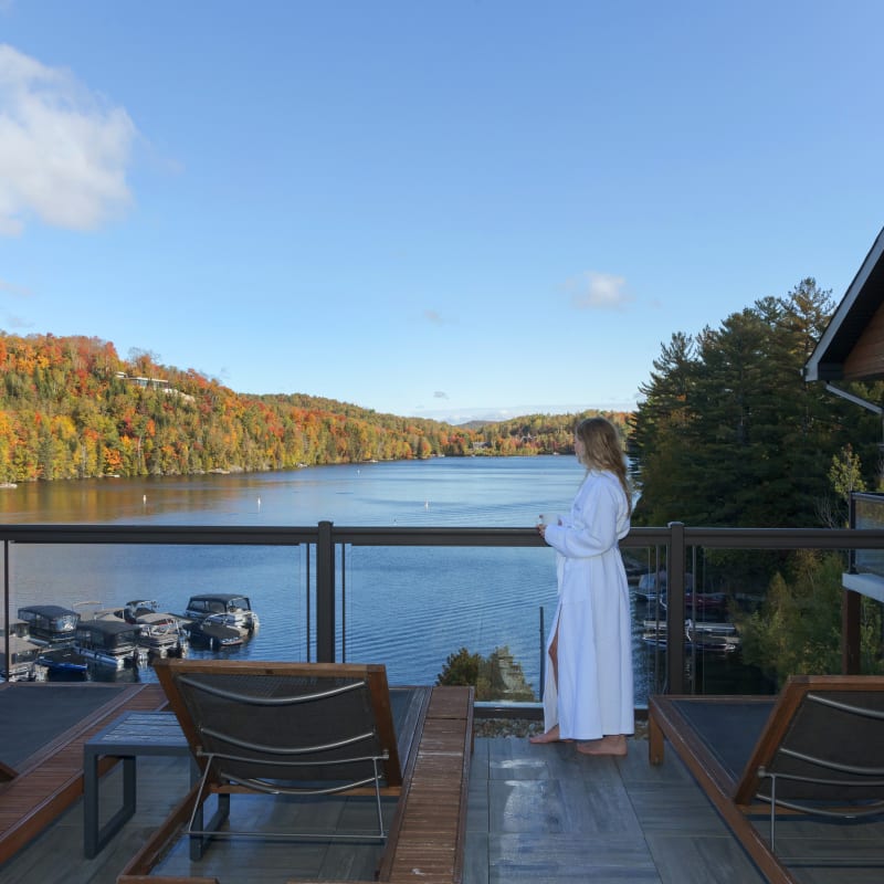 Woman on the balcony at the Viking Resort.Enjoy the view of the lake at the Viking Resort.