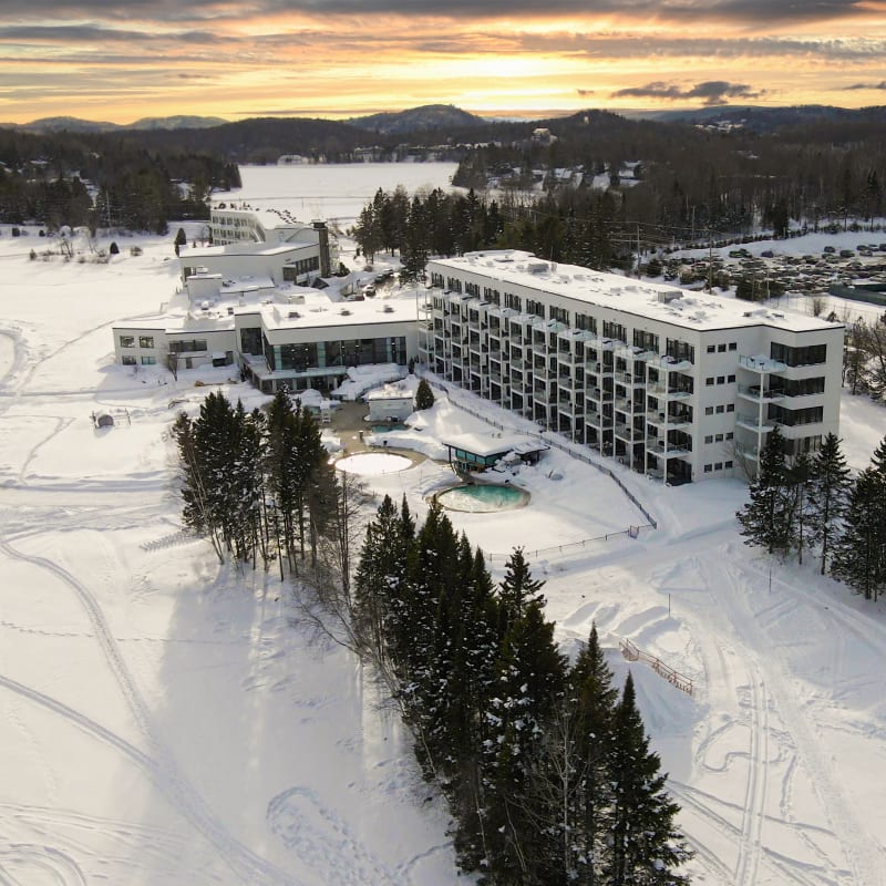 Vue aérienne de Estérel Resort en hiver
