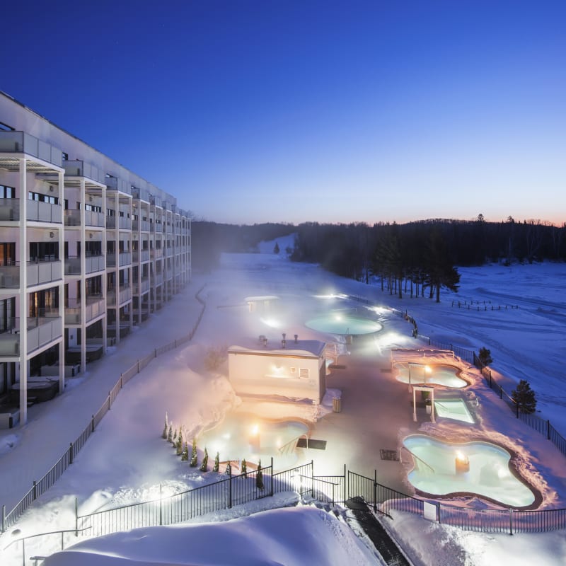 Spa nordique de Estérel Resort lors d'une soirée d'hiver.