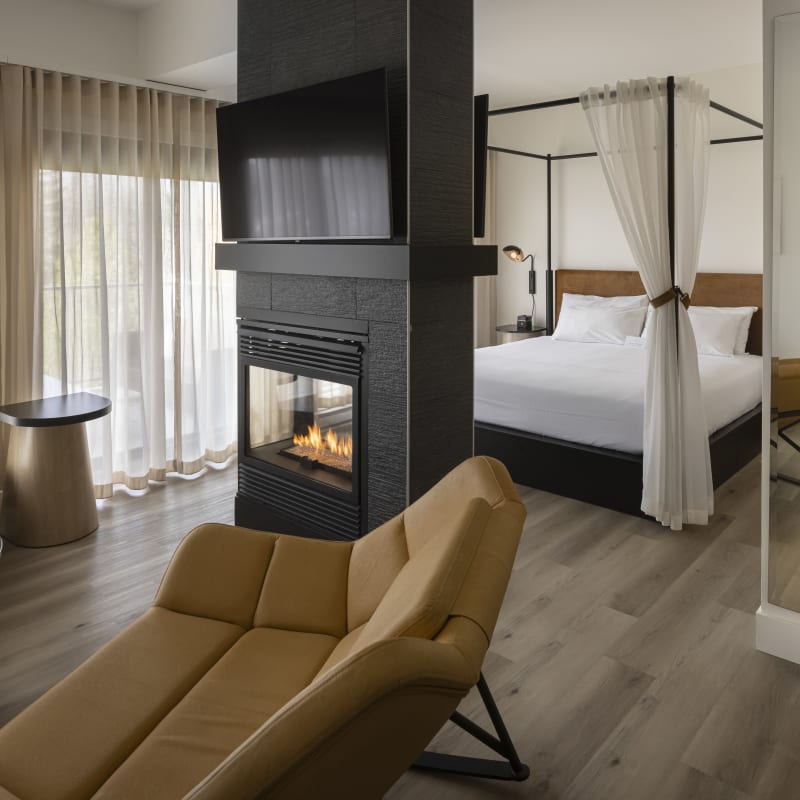 Chambre avec foyer à Estérel Resort.
